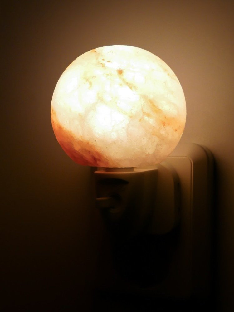Zoutlamp BOL - Nachtlampje met Aan / Uit Schakelaar en Ledlampje - Kinderkamer - Hal - Slaapkamer - Himalayazout - Energiezuinig!