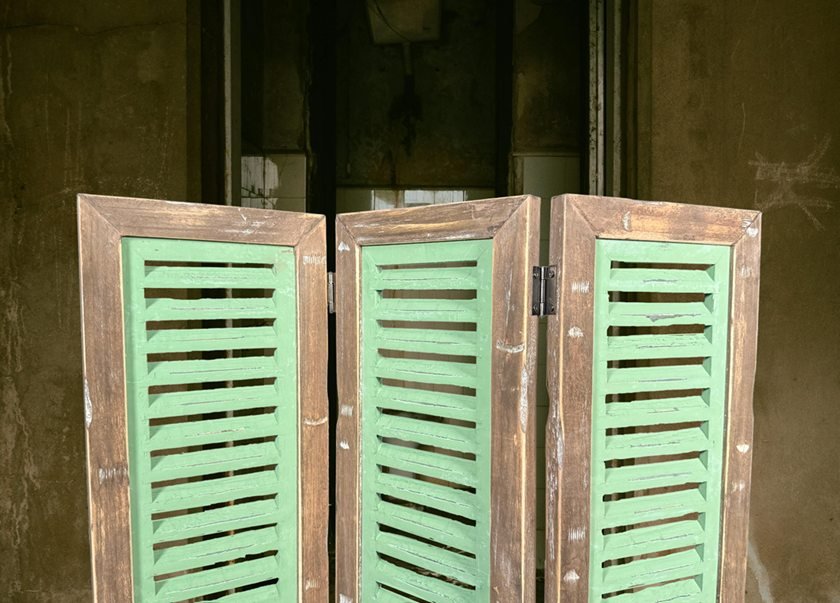Raamshutter groen 52 cm Brussels Brown-groen voor een oude houten pui