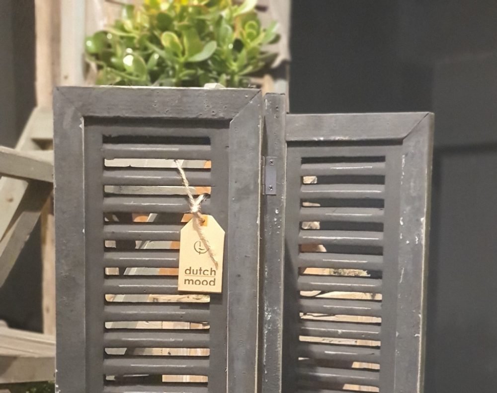Detail raamshutter zwart 52 cm Black Berlin met Dutch Mood label
