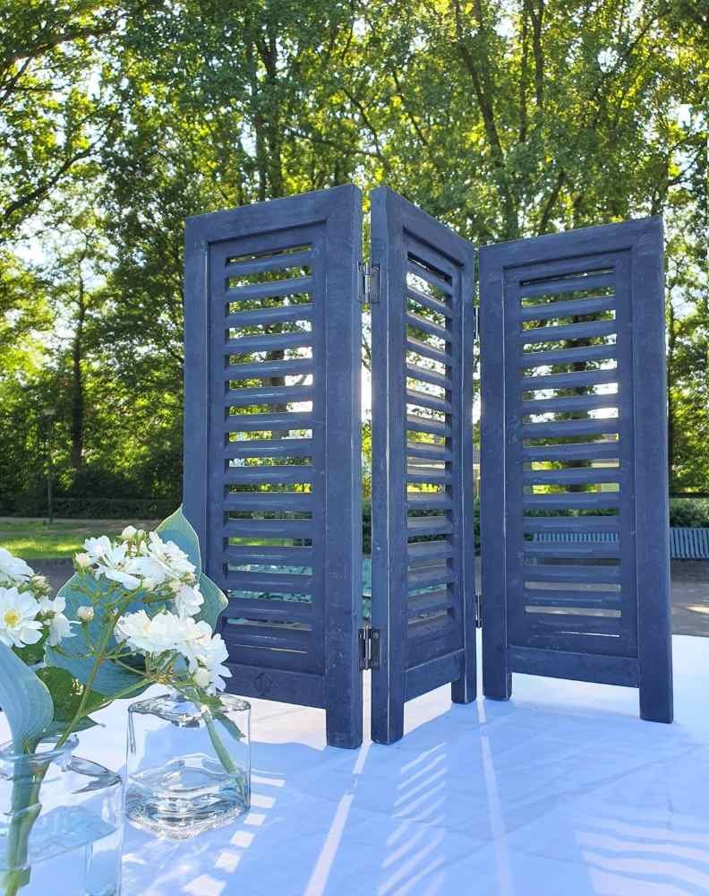 Raamshutter zwart 52 cm Black Berlin op tafel in de tuin