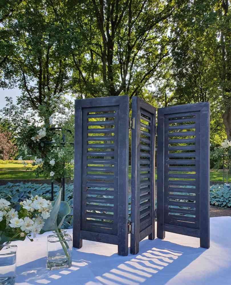 Raamshutter zwart 52 cm Black Berlin met witte bloemen buiten