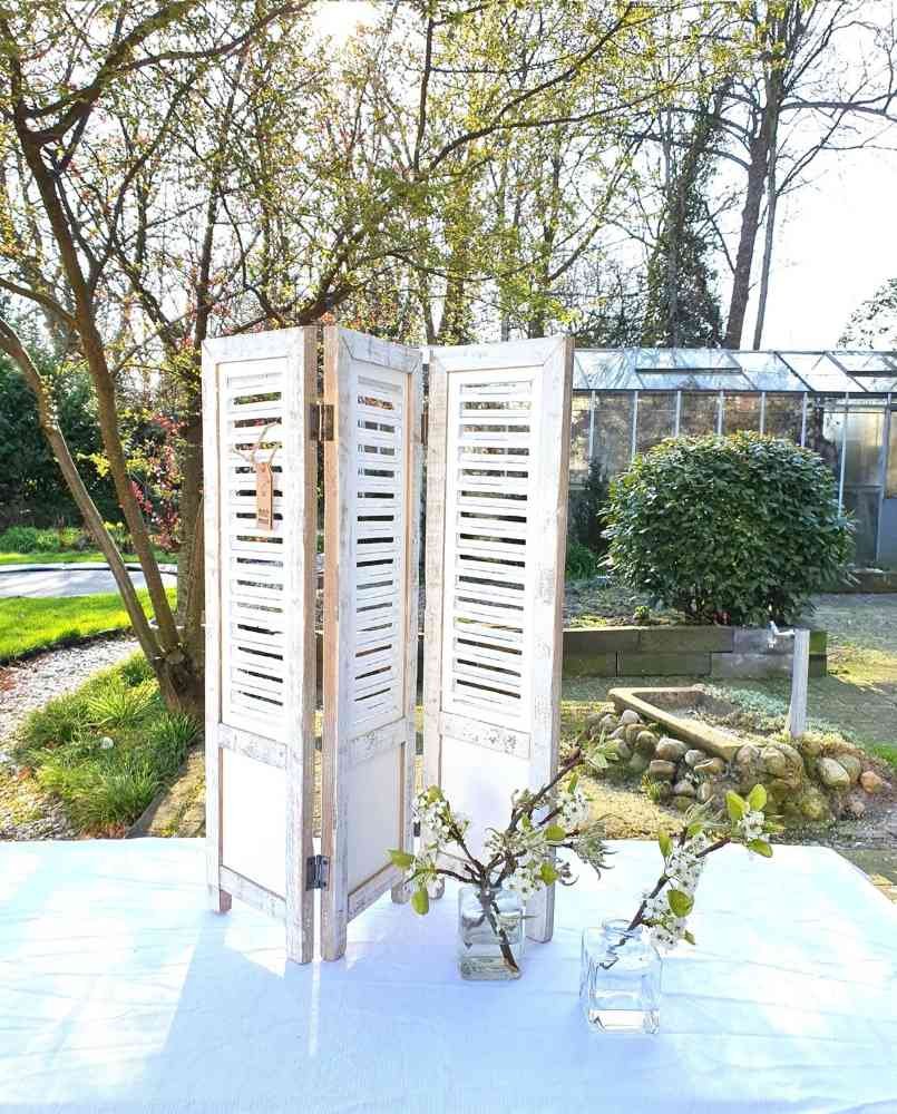Raamshutter wit 70 cm Ibiza White op tafel buiten in de tuin
