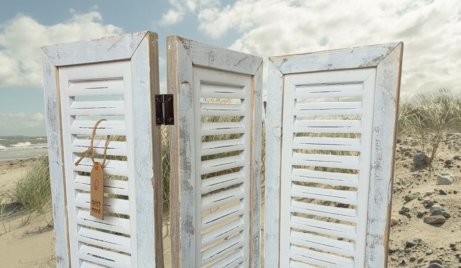 Raamshutter wit 52 cm Ibiza White met strand en duinen op de achtergrond