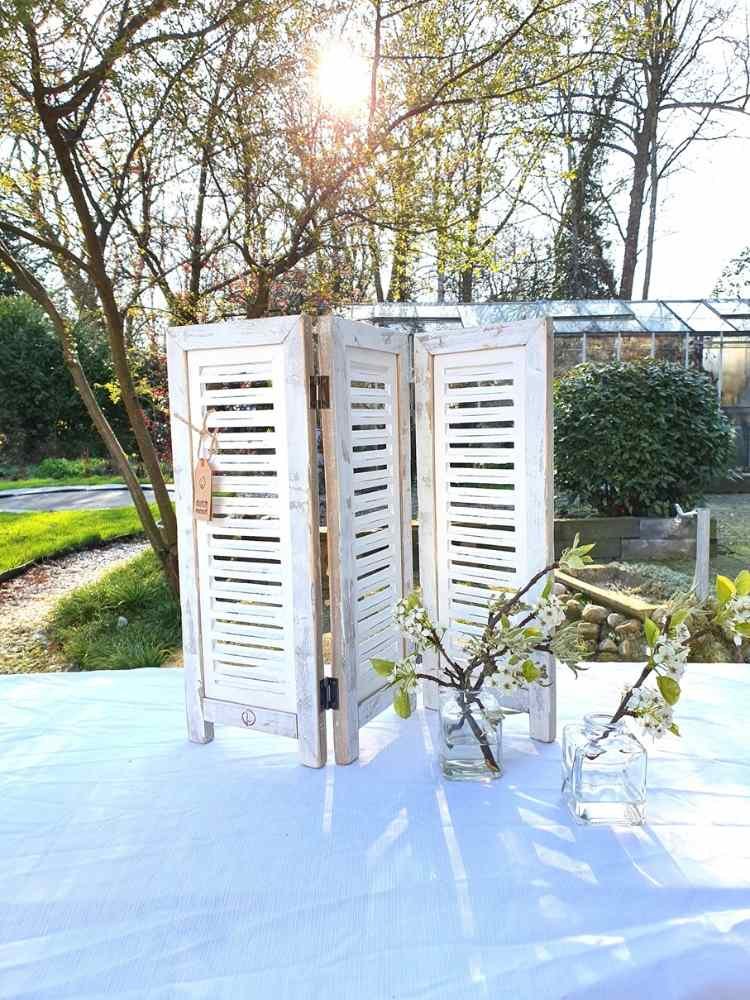 Raamshutter wit 52 cm Ibiza White buiten in het zonlicht